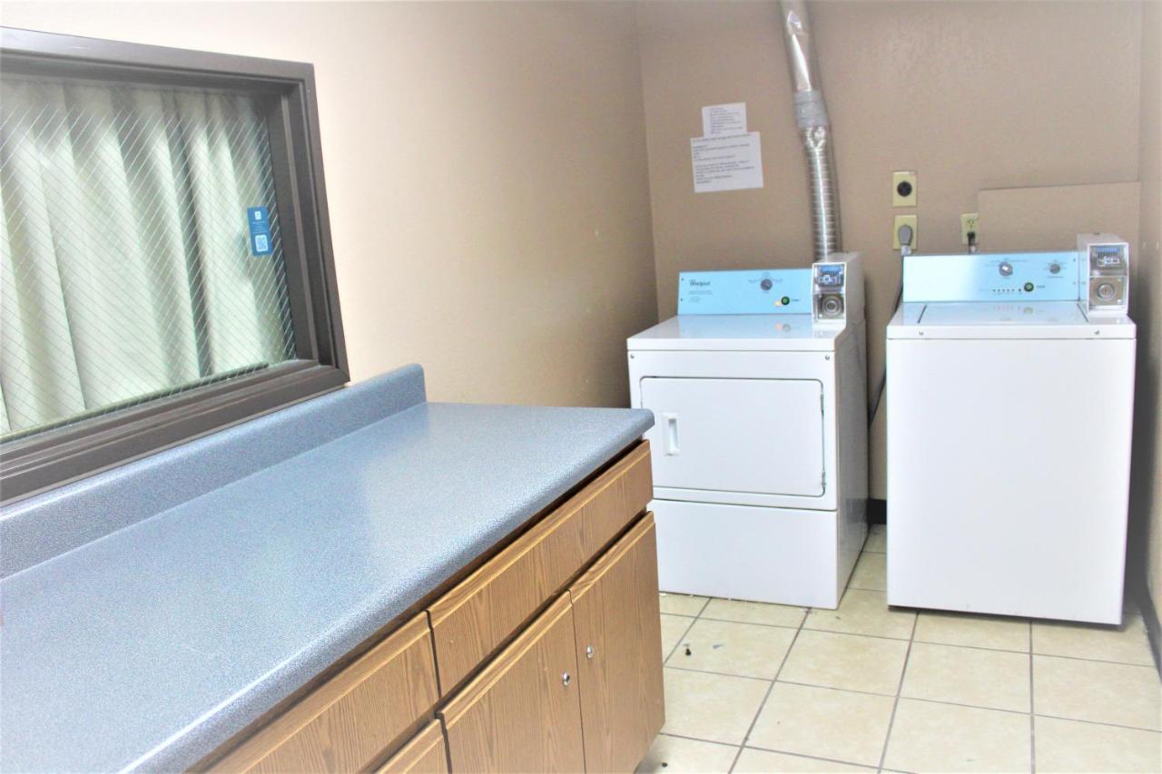 Hotel Super 8 By Wyndham Burlington Esterno foto