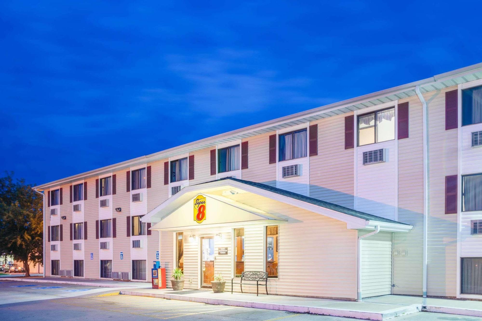 Hotel Super 8 By Wyndham Burlington Esterno foto